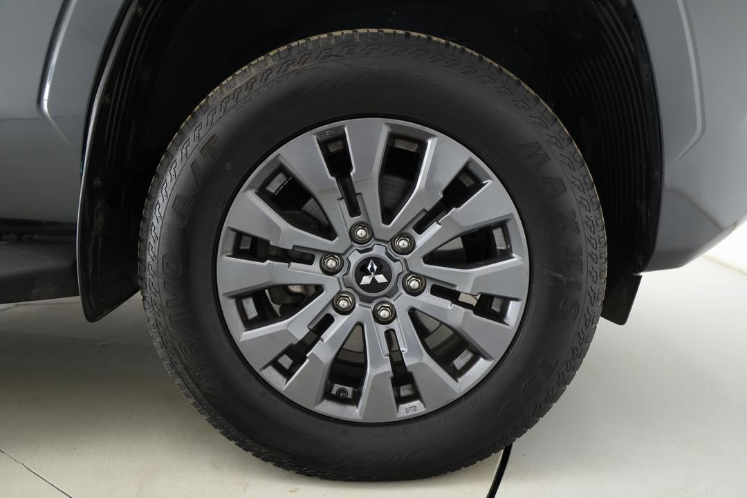 2024 Mitsubishi Triton Gls (4x4), Automatic, 40282 km, Right Front Wheel