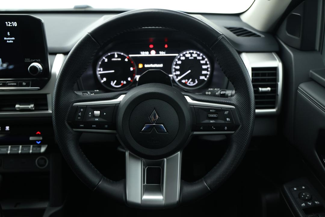2024 Mitsubishi Triton Gls (4x4), Automatic, 40282 km, Steering Wheel Close-up