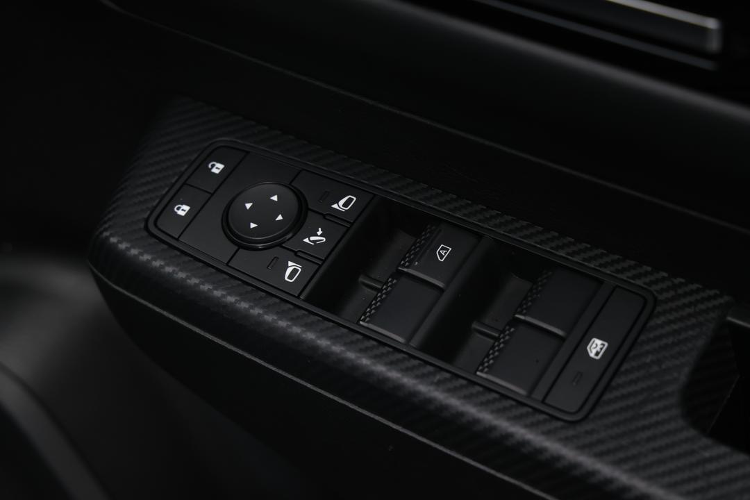 2024 Mitsubishi Triton Gls (4x4), Automatic, 40282 km, Drivers Side Door Panel Controls