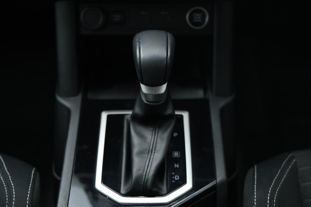 2024 Mitsubishi Triton Gls (4x4), Automatic, 40282 km, Gear Lever 