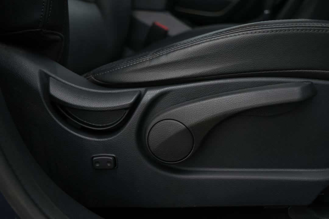 2017 Hyundai Santa Fe Active X, Automatic, 74209 km, Drivers Side Adjustment Panel