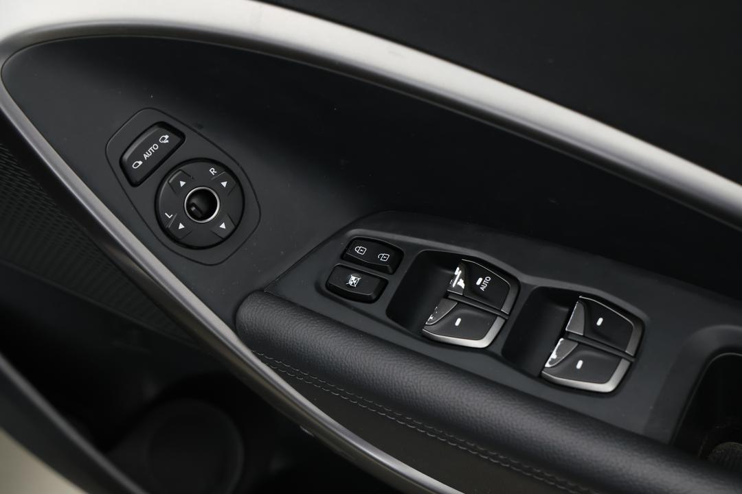 2017 Hyundai Santa Fe Active X, Automatic, 74209 km, Drivers Side Door Panel Controls