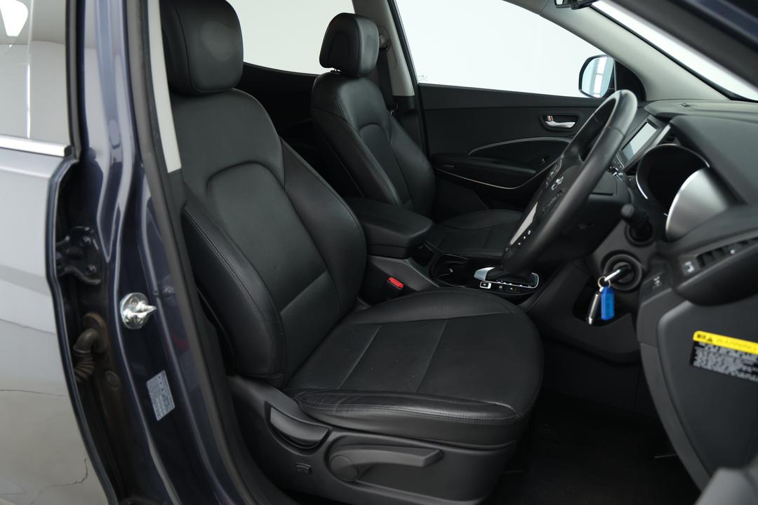 2017 Hyundai Santa Fe Active X, Automatic, 74209 km, Right Side Front Door Cabin View