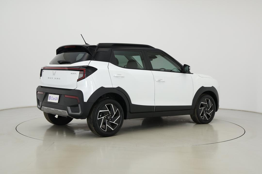 2025 Mahindra Xuv 3xo Ax7l, Automatic, 10248 km, Right Back Diagonal (45- Degree) View