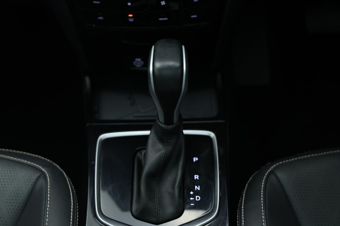 2025 Mahindra Xuv 3xo Ax7l, Automatic, 10248 km, Gear Lever 