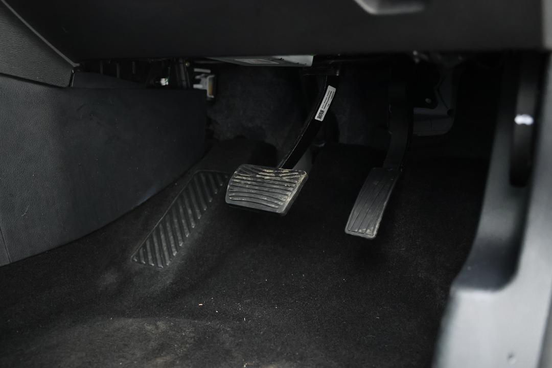 2025 Mahindra Xuv 3xo Ax7l, Automatic, 10248 km, Pedals and Footmat