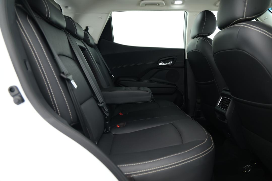 2025 Mahindra Xuv 3xo Ax7l, Automatic, 10248 km, Right Side Rear Door Cabin View