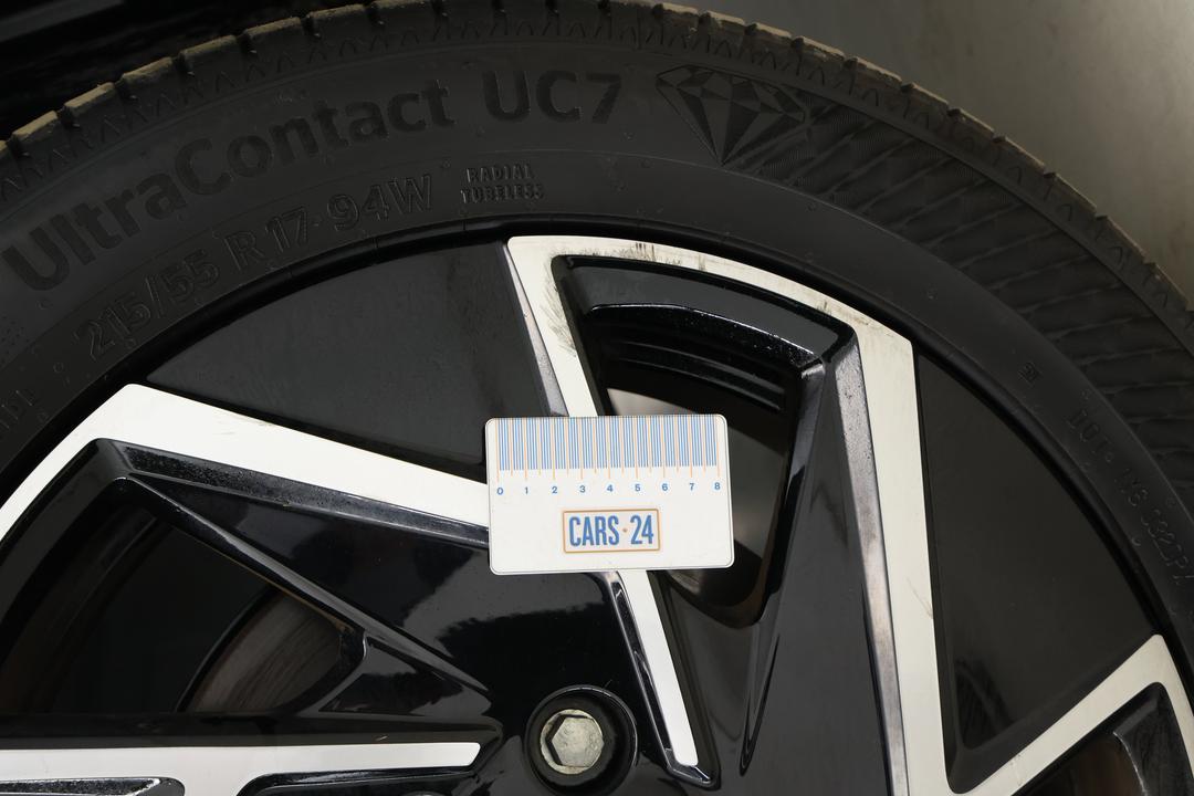 2025 Mahindra Xuv 3xo Ax7l, Automatic, 10248 km, Wheels Rim Front RHS Gutter Rash