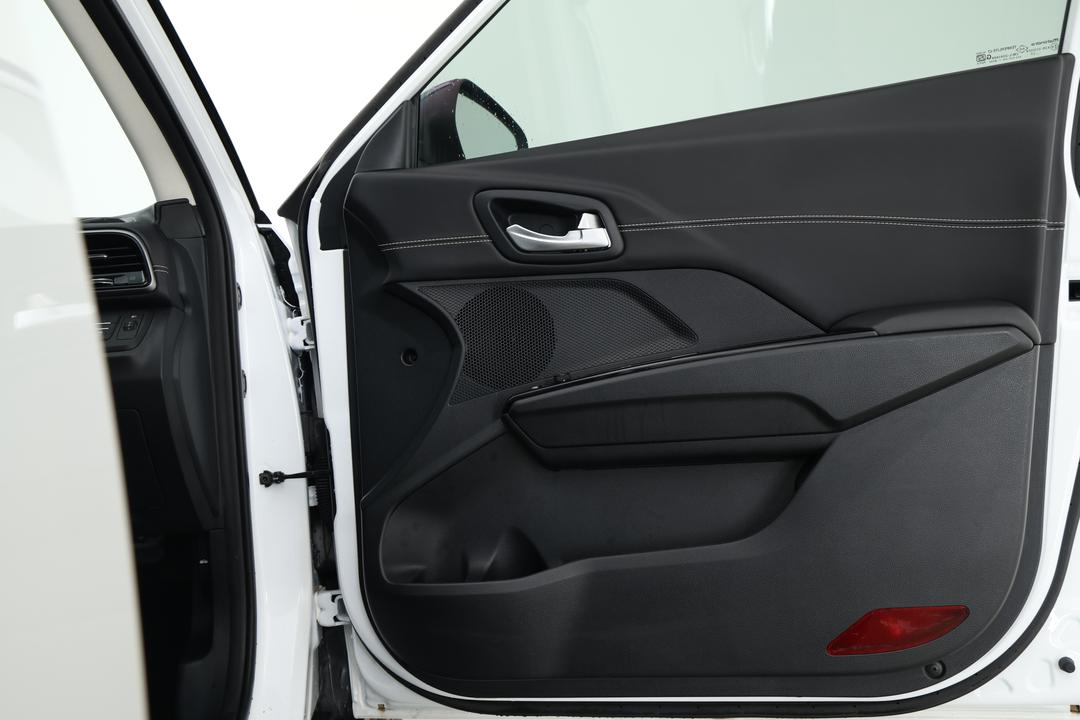 2025 Mahindra Xuv 3xo Ax7l, Automatic, 10248 km, Speaker View