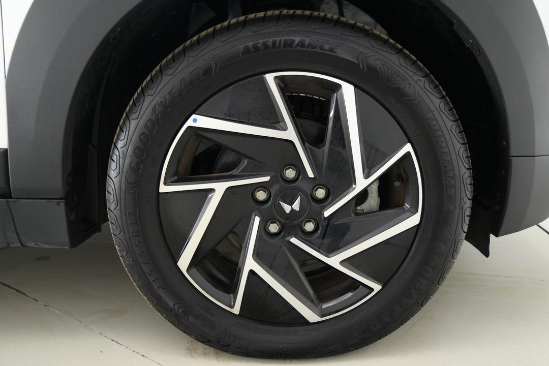 2025 Mahindra Xuv 3xo Ax7l, Automatic, 10248 km, Right Front Wheel