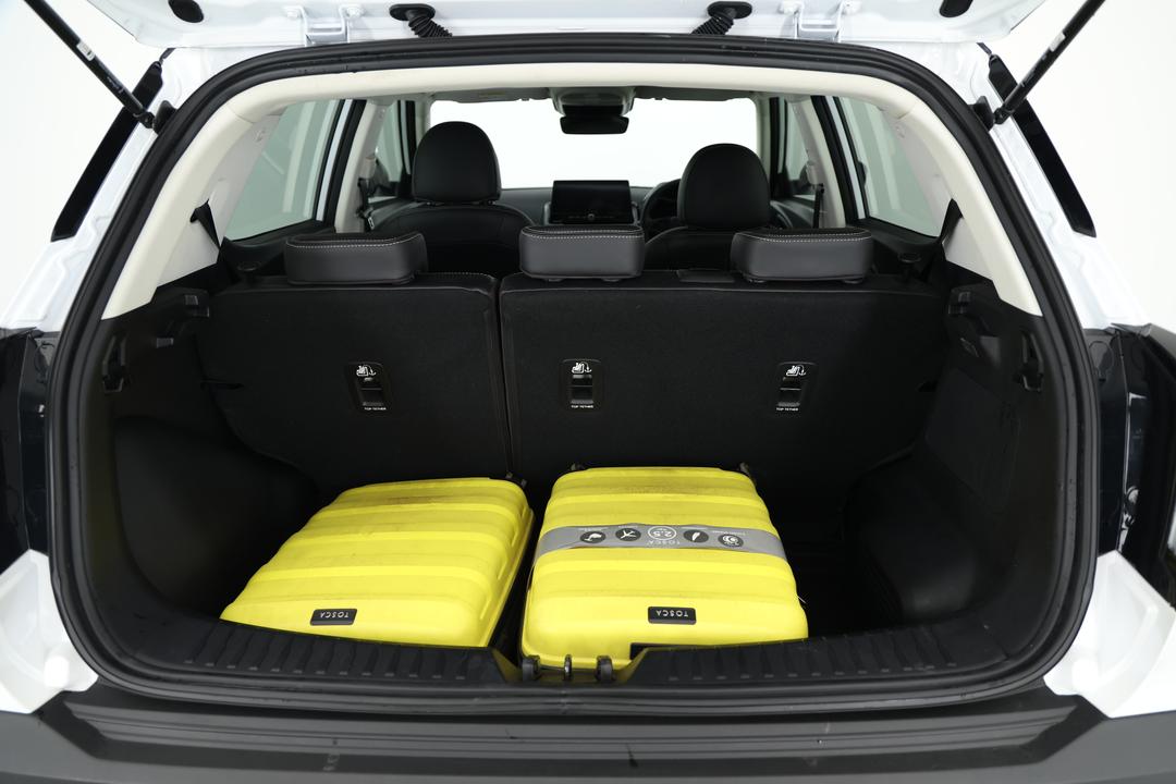 2025 Mahindra Xuv 3xo Ax7l, Automatic, 10248 km, Boot Inside View with Luggage