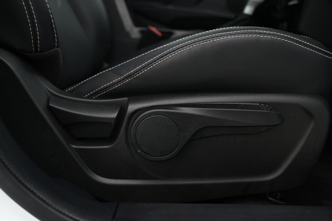 2025 Mahindra Xuv 3xo Ax7l, Automatic, 10248 km, Drivers Side Adjustment Panel