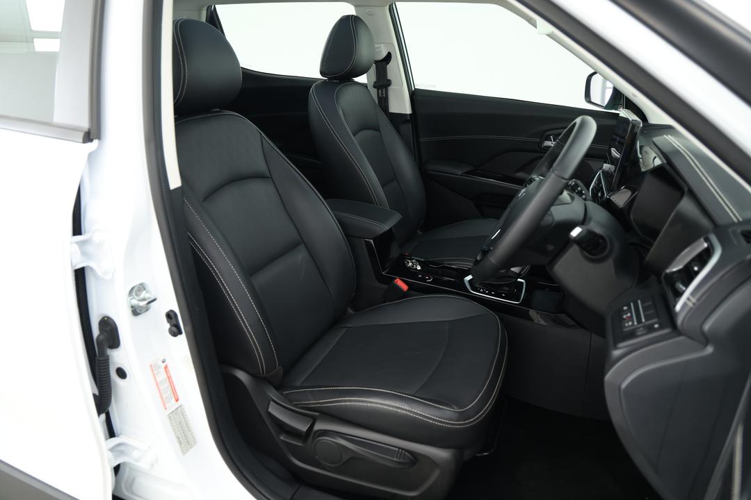 2025 Mahindra Xuv 3xo Ax7l, Automatic, 10248 km, Right Side Front Door Cabin View