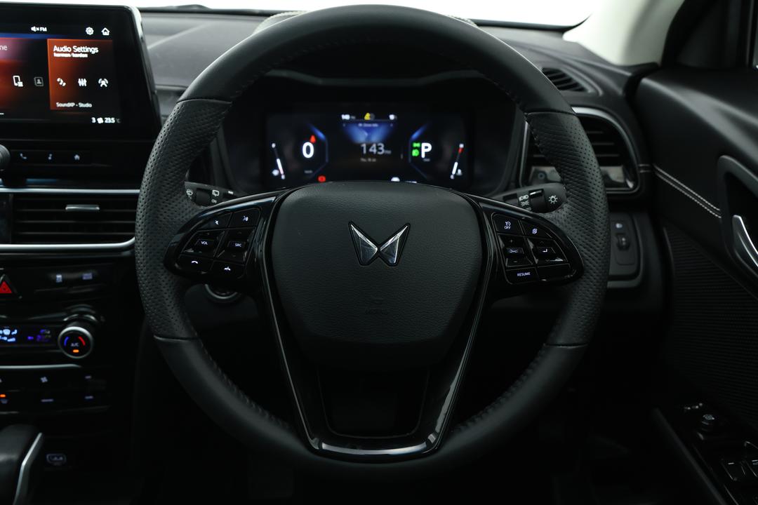 2025 Mahindra Xuv 3xo Ax7l, Automatic, 10248 km, Steering Wheel Close-up