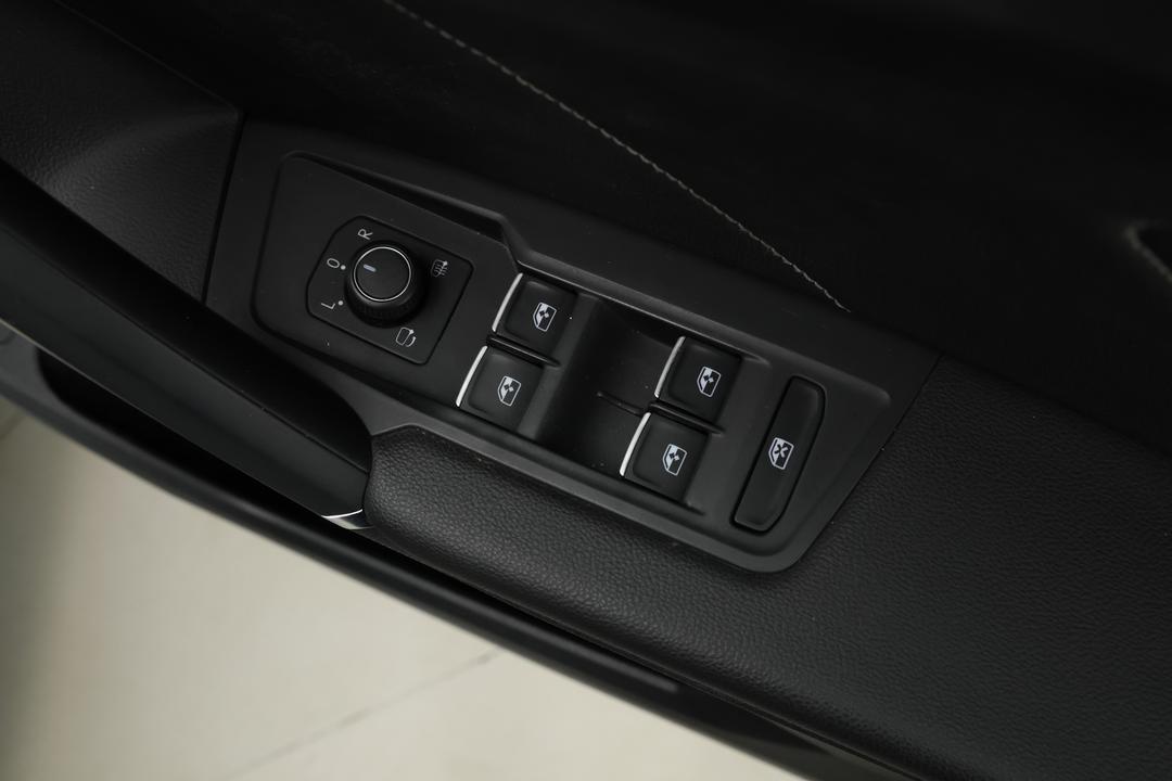 2018 Volkswagen Tiguan Allspace 162 Tsi Highline, Automatic, 76047 km, Drivers Side Door Panel Controls