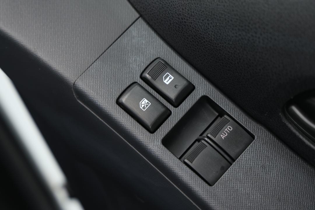 2020 Isuzu D-MAX Sx Hi-ride (4x2), Automatic, 96321 km, Drivers Side Door Panel Controls