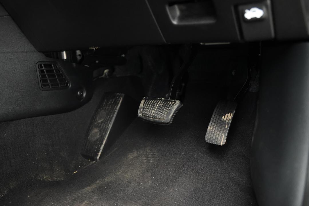 2025 Hyundai Venue Venue, Automatic, 6395 km, Pedals and Footmat