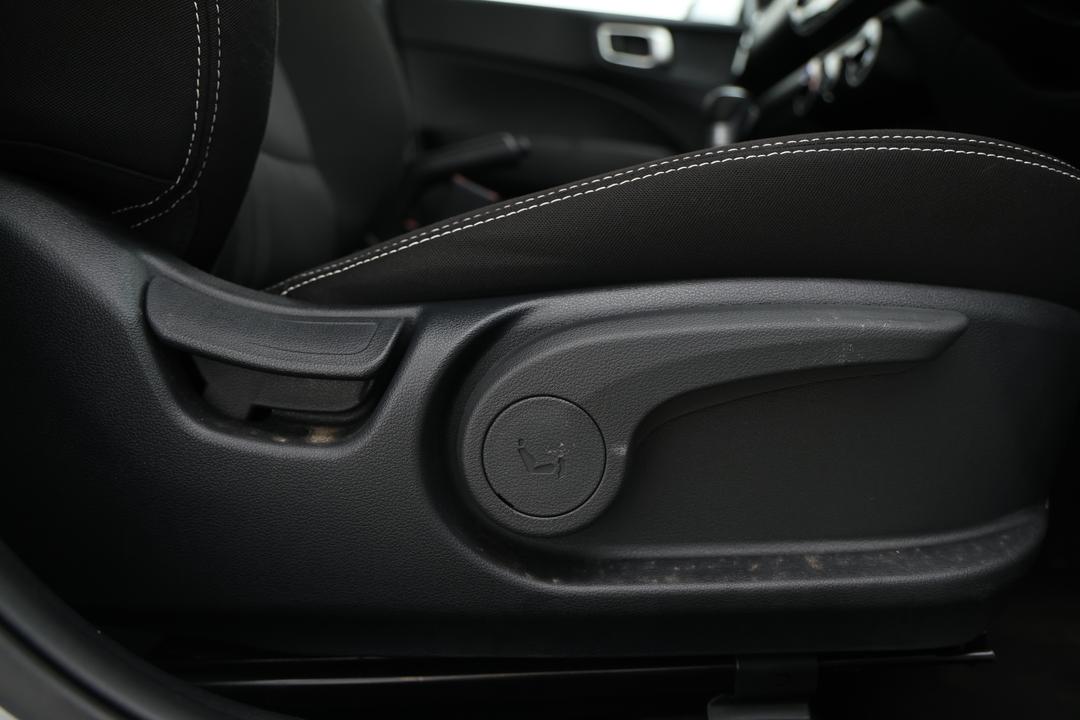 2025 Hyundai Venue Venue, Automatic, 6395 km, Drivers Side Adjustment Panel