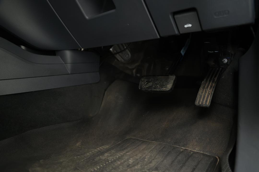 2017 Ford Everest Titanium, Automatic, 142880 km, Pedals and Footmat