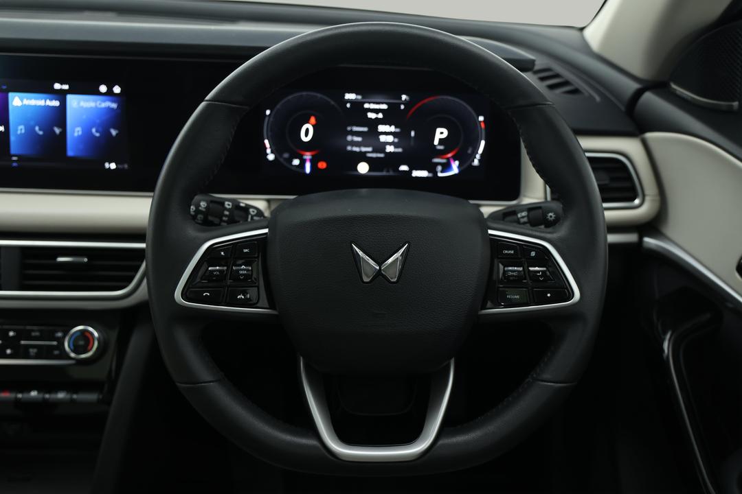 2024 Mahindra Xuv700 Ax7l, Automatic, 24889 km, Steering Wheel Close-up