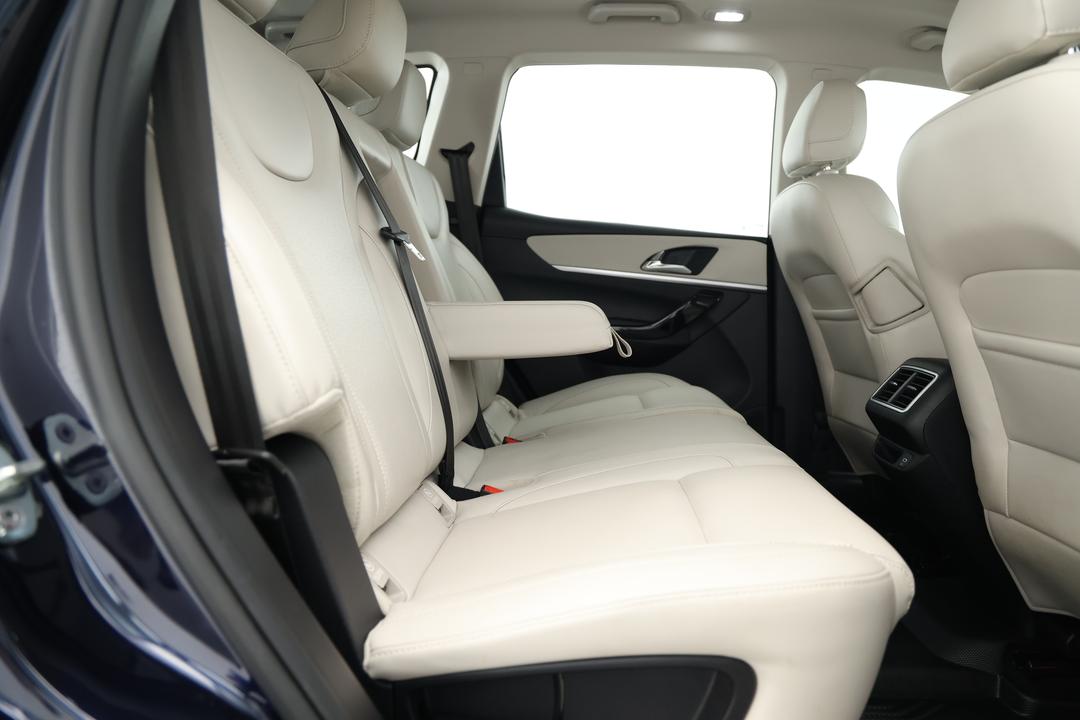 2024 Mahindra Xuv700 Ax7l, Automatic, 24889 km, Right Side Rear Door Cabin View