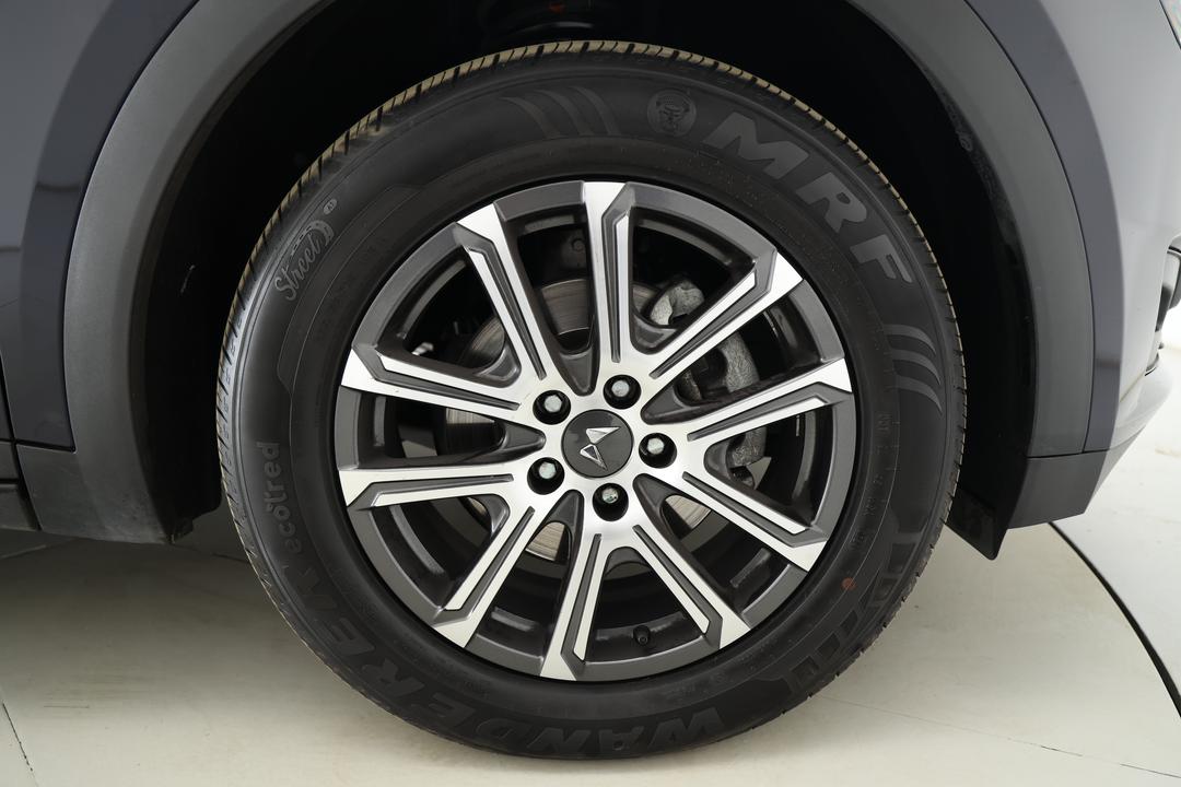 2024 Mahindra Xuv700 Ax7l, Automatic, 24889 km, Right Front Wheel