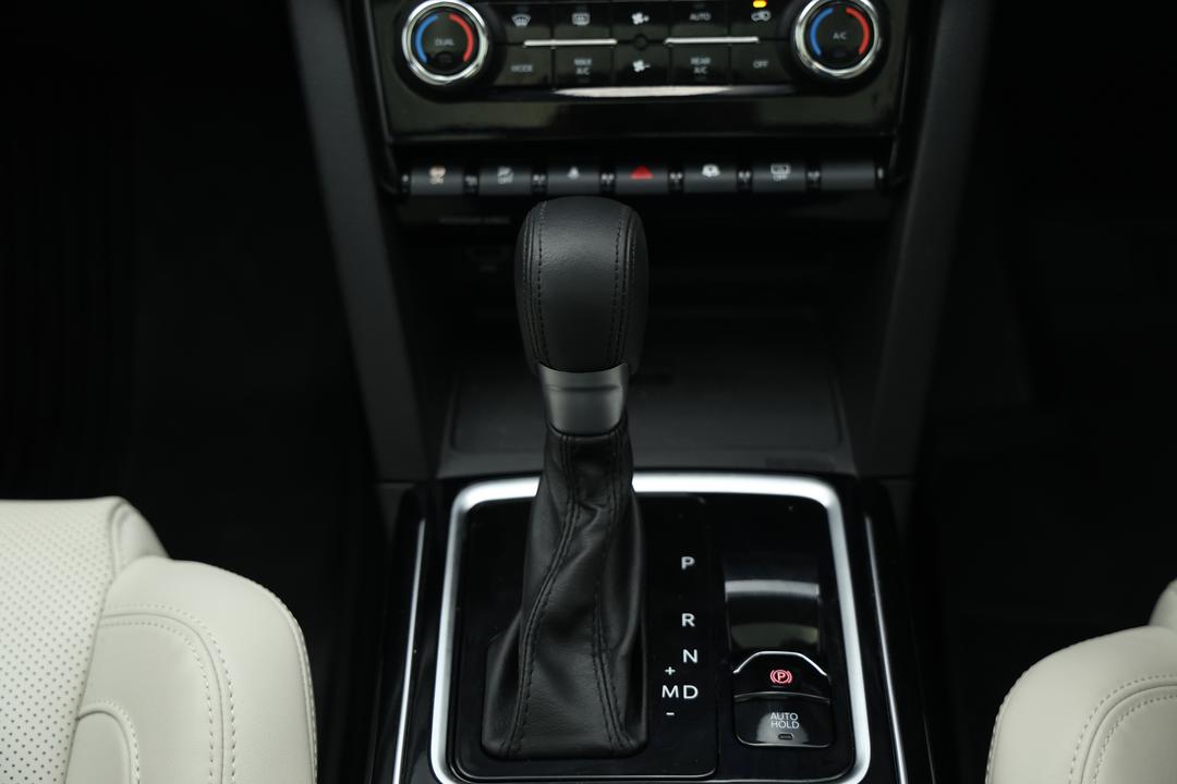 2024 Mahindra Xuv700 Ax7l, Automatic, 24889 km, Gear Lever 