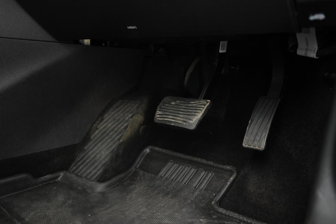 2024 Mahindra Xuv700 Ax7l, Automatic, 24889 km, Pedals and Footmat