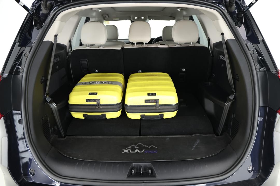 2024 Mahindra Xuv700 Ax7l, Automatic, 24889 km, Boot Inside View with Luggage