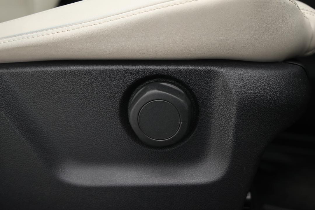 2024 Mahindra Xuv700 Ax7l, Automatic, 24889 km, Drivers Side Adjustment Panel