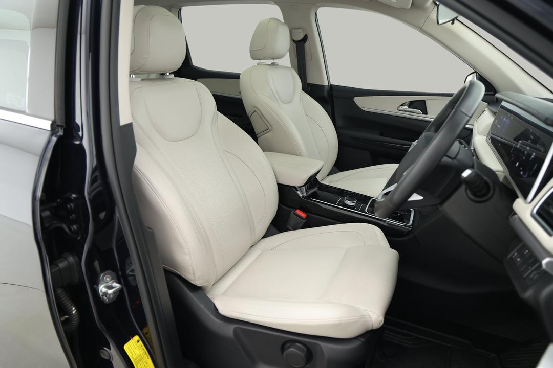 2024 Mahindra Xuv700 Ax7l, Automatic, 24889 km, Right Side Front Door Cabin View