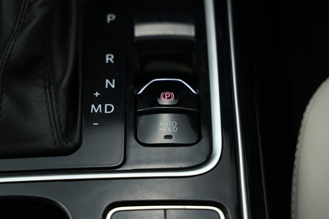 2024 Mahindra Xuv700 Ax7l, Automatic, 24889 km, Handbrake