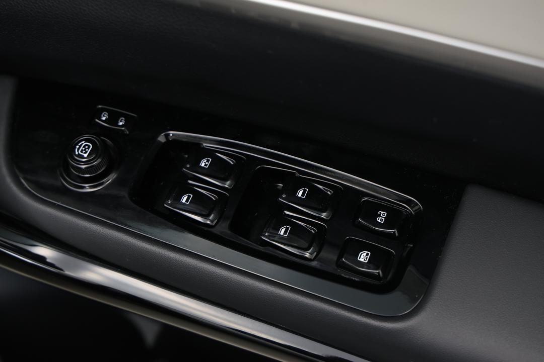 2024 Mahindra Xuv700 Ax7l, Automatic, 24889 km, Drivers Side Door Panel Controls