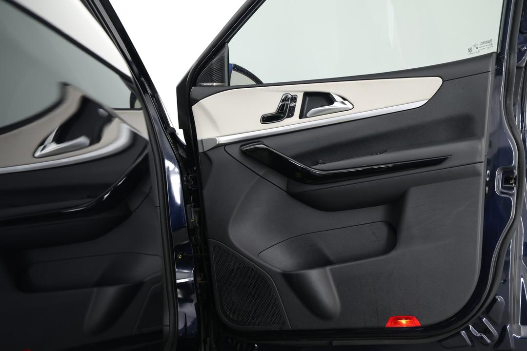 2024 Mahindra Xuv700 Ax7l, Automatic, 24889 km, Speaker View