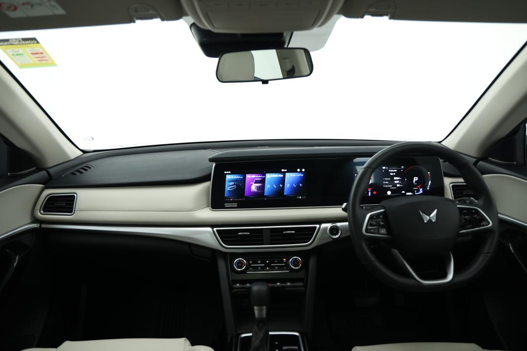 2024 Mahindra Xuv700 Ax7l, Automatic, 24889 km, Dashboard View