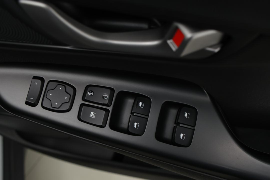 2017 Hyundai Kona Active (FWD), Automatic, 80462 km, Drivers Side Door Panel Controls
