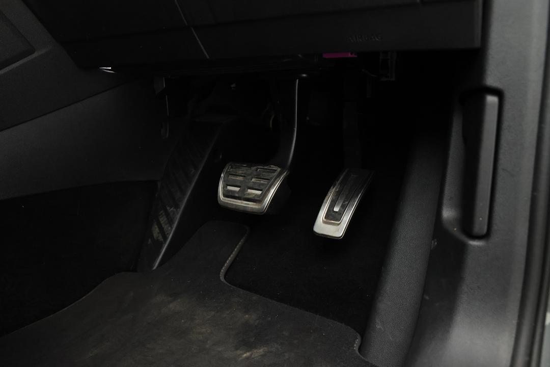 2019 Volkswagen Tiguan 132 Tsi R-line Edition, Automatic, 89367 km, Pedals and Footmat