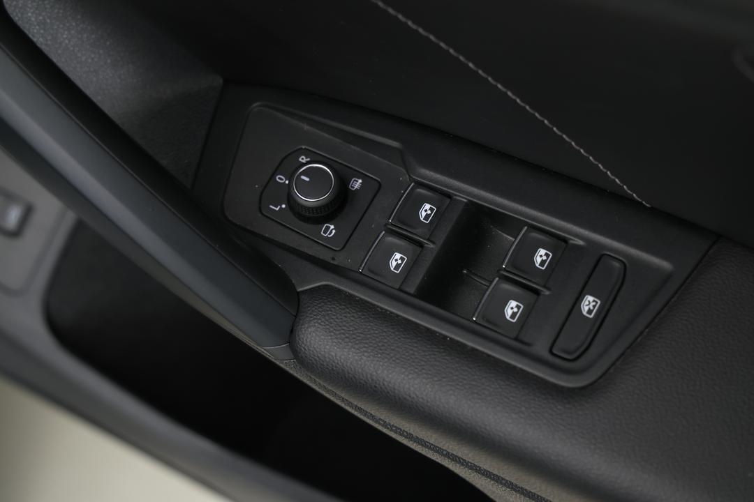 2019 Volkswagen Tiguan 132 Tsi R-line Edition, Automatic, 89367 km, Drivers Side Door Panel Controls