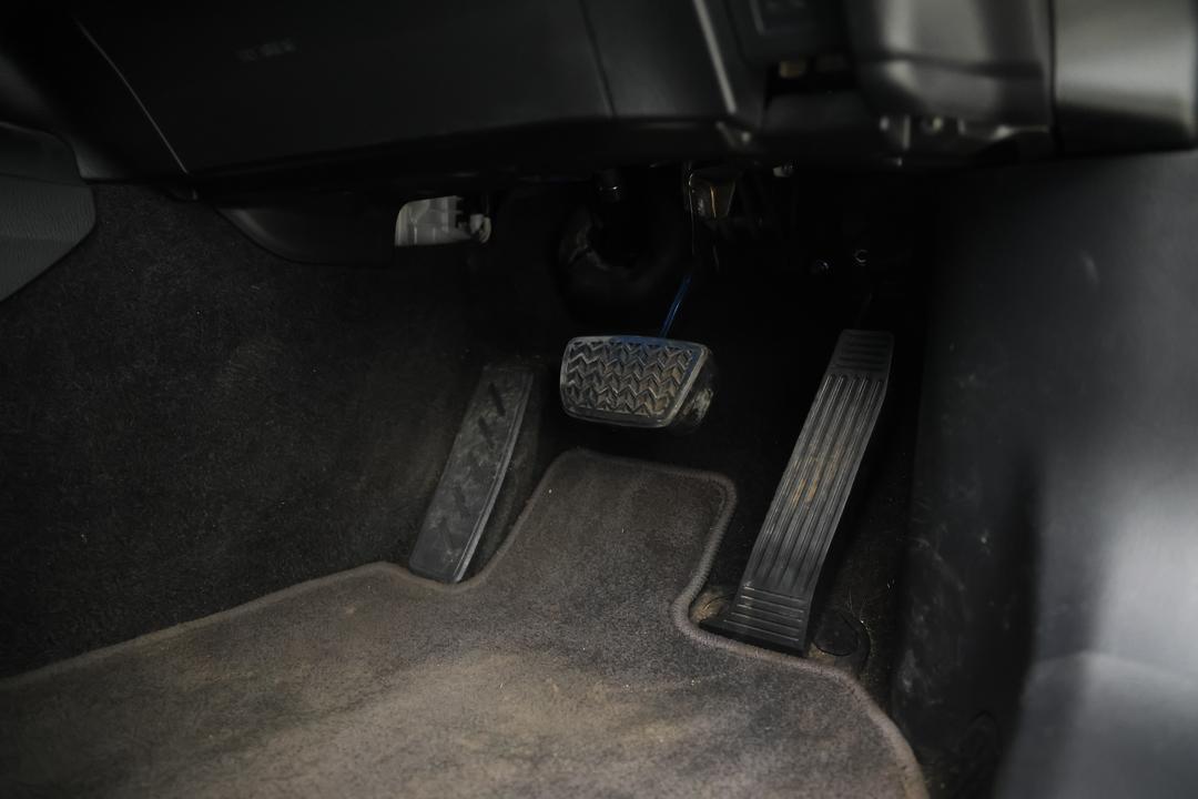 2020 Toyota Camry Sl Hybrid, Automatic, 61444 km, Pedals and Footmat