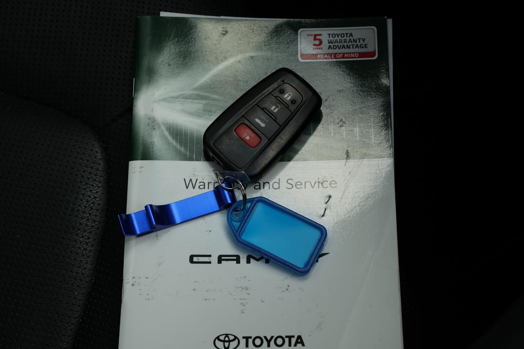 2020 Toyota Camry Sl Hybrid, Automatic, 61444 km, Key Close-up