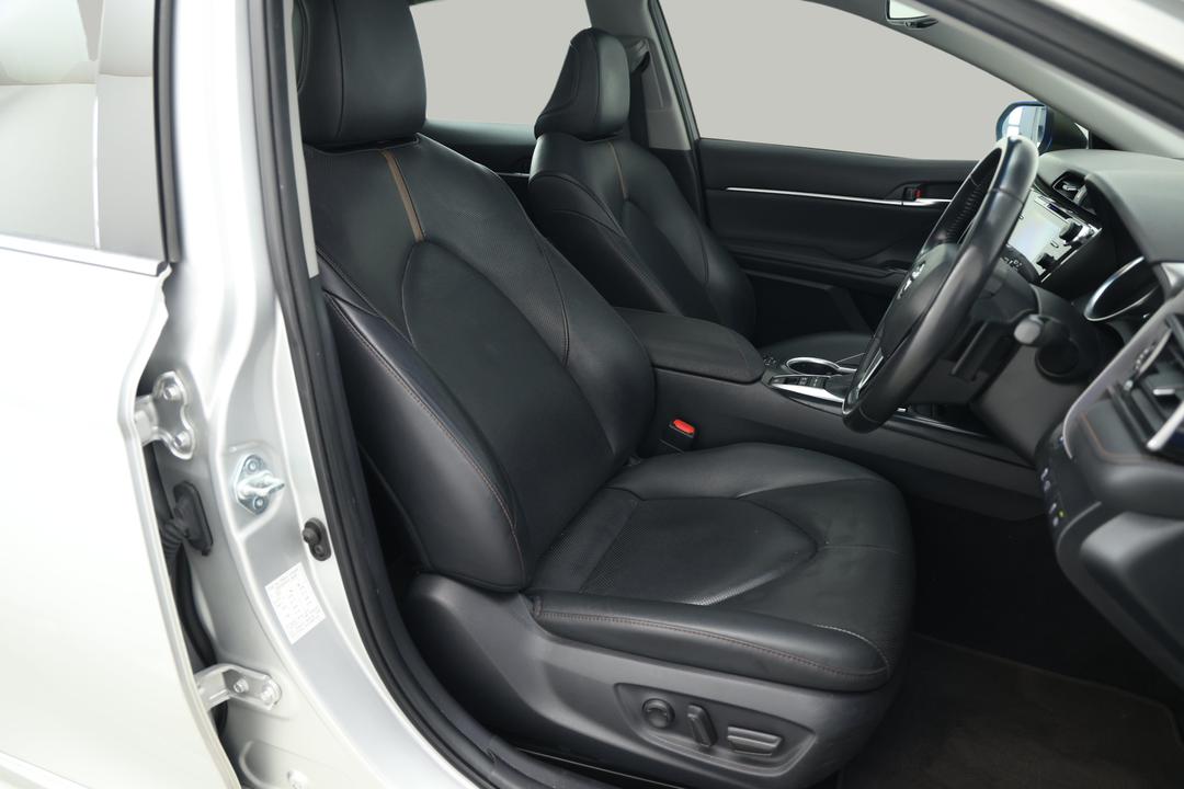 2020 Toyota Camry Sl Hybrid, Automatic, 61444 km, Right Side Front Door Cabin View