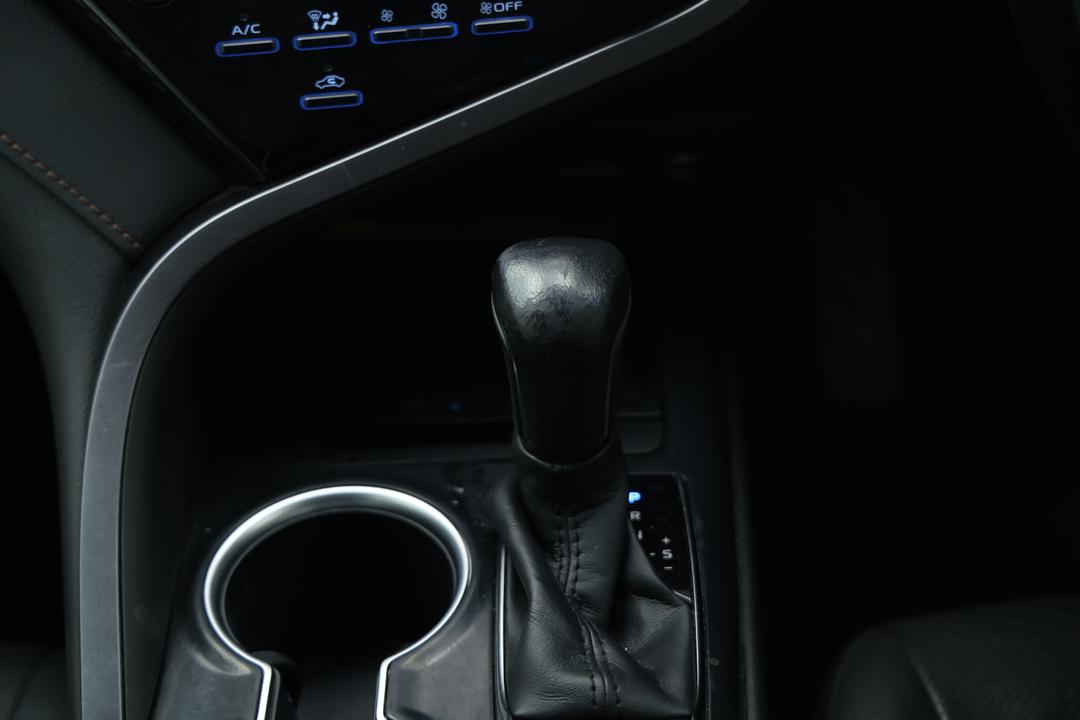 2020 Toyota Camry Sl Hybrid, Automatic, 61444 km, Gear Lever 