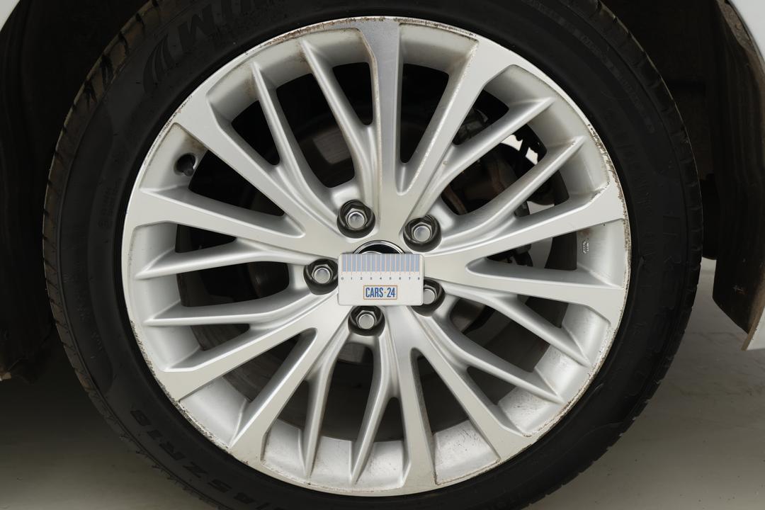 2020 Toyota Camry Sl Hybrid, Automatic, 61444 km, Wheels Rim Front RHS Gutter Rash