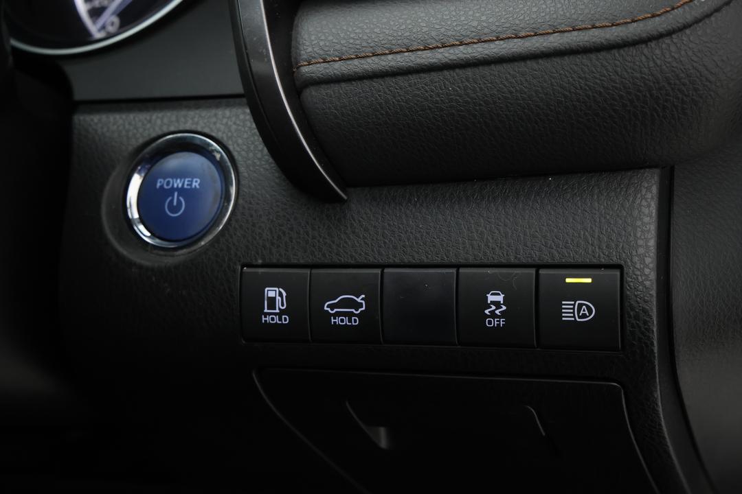 2020 Toyota Camry Sl Hybrid, Automatic, 61444 km, Utility Switches/Buttons