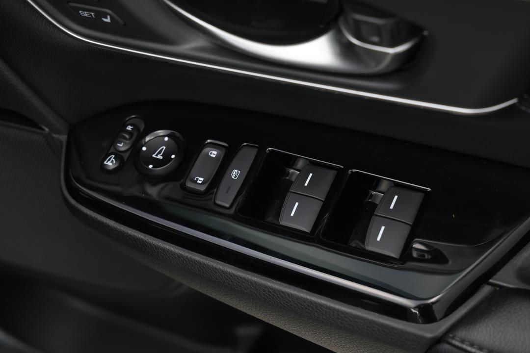 2018 Honda CR-V Vti-lx (AWD), Automatic, 147049 km, Drivers Side Door Panel Controls