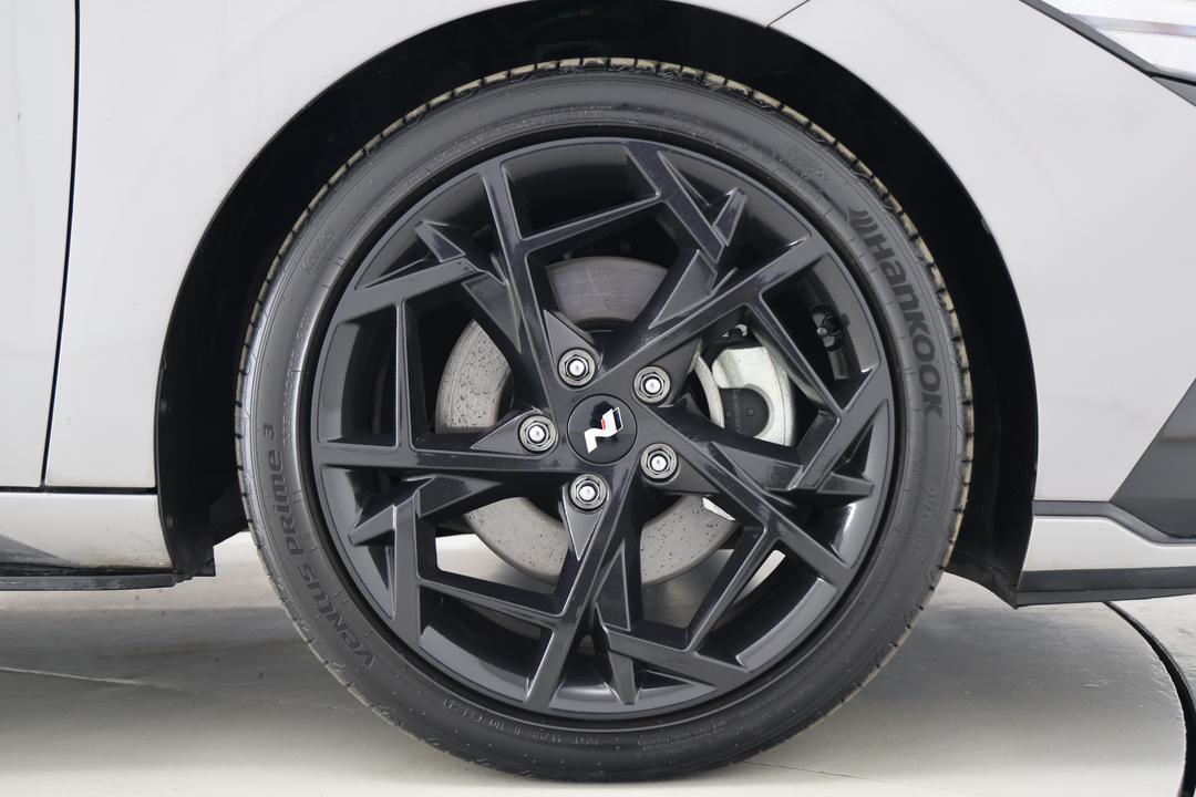 2024 Hyundai i30 N Line, Automatic, 23863 km, Right Front Wheel