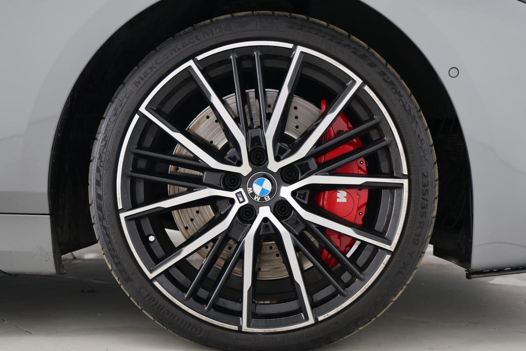 2022 BMW 1 M135i xDrive, Automatic, 49973 km, Right Front Wheel