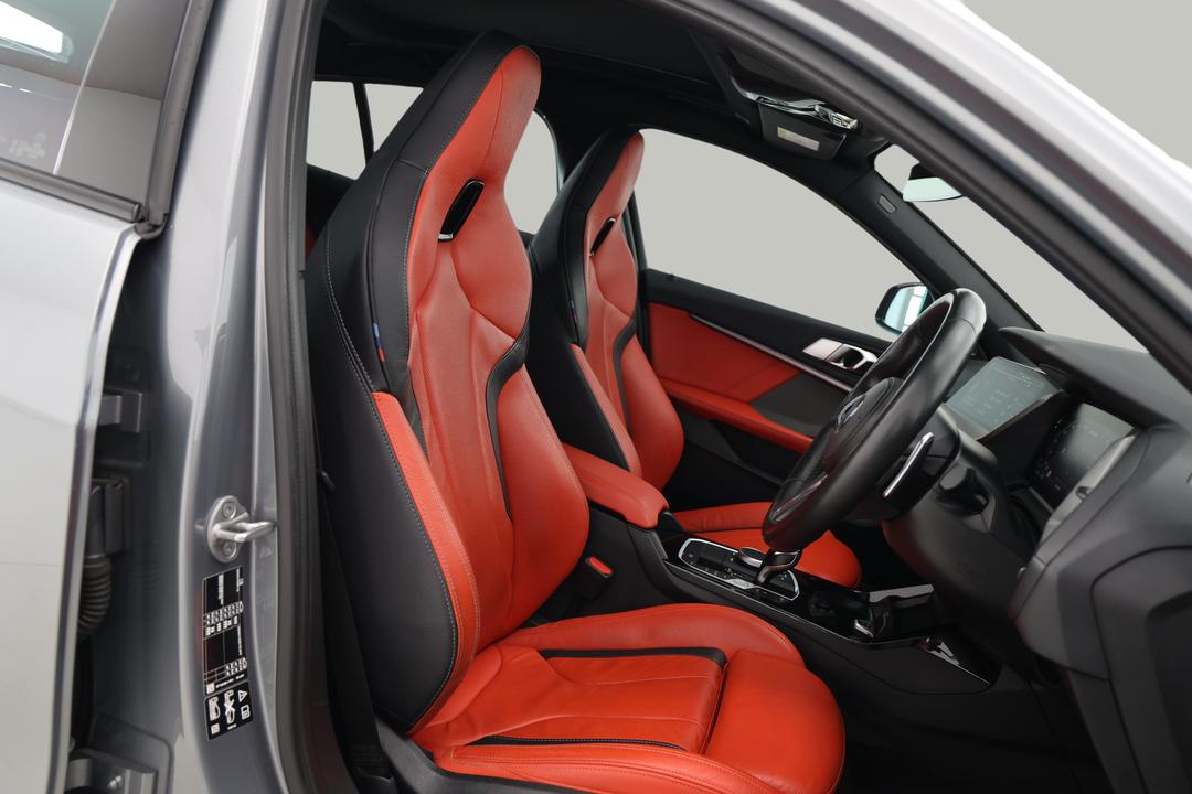 2022 BMW 1 M135i xDrive, Automatic, 49973 km, Right Side Front Door Cabin View