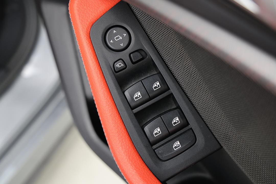 2022 BMW 1 M135i xDrive, Automatic, 49973 km, Drivers Side Door Panel Controls