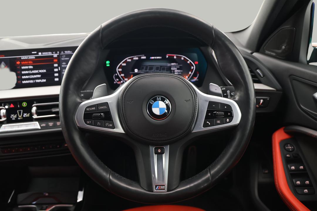 2022 BMW 1 M135i xDrive, Automatic, 49973 km, Steering Wheel Close-up